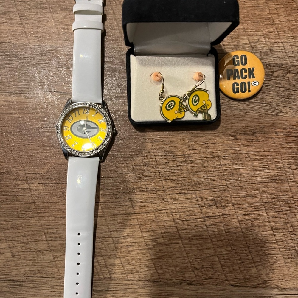 Green Bay Packer Watch with vintage Green Bay Packers Earrings